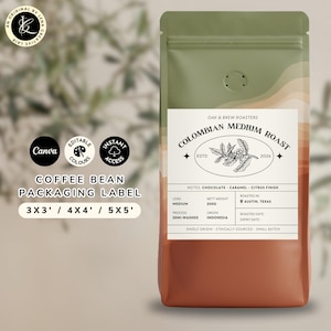 Könnte beinhalten: Kaffeebohnen-Verpackungsetikett mit grünem und braunem Design. Das Etikett lautet "Colombian Medium Roast" und enthält den Text "Notes: Chocolate, Caramel, Citrus Finish". Das Etikett enthält auch den Text "Oak & Brew Roasters."