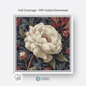 Könnte beinhalten: Quadratischer Druck mit einer großen, cremeweißen Pfingstrose mit detailliertem Zentrum, vor einem dunkelblauen und burgunderfarbenen floralen Hintergrund. Der Druck enthält den Text "Full Coverage • PDF Instant Download".