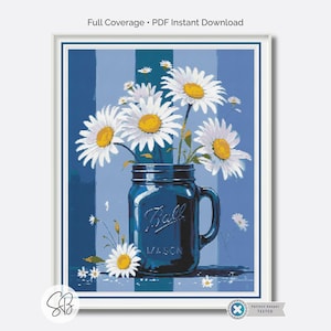 Könnte beinhalten: Gerahmter Druck mit einem blauen Einmachglas, gefüllt mit weißen Gänseblümchen mit gelben Zentren. Das Glas steht vor einem blau gestreiften Hintergrund. Der Text "Full Coverage • PDF Instant Download" steht oben.