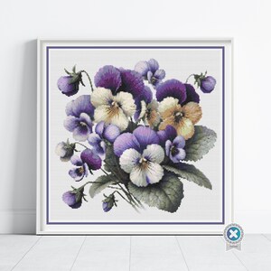 Motif point de croix pensées violettes, broderie botanique florale