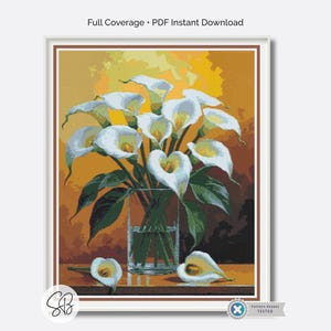 Op de afbeelding: Een ingelijste kunstdruk met een boeket witte calla's in een heldere glazen vaas. De bloemen hebben gele centra en staan tegen een warme, gele en bruine achtergrond. De tekst "Full Coverage • PDF Instant Download" staat bovenaan.