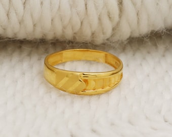 Anillo para hombre de oro amarillo de 22 k con acabado estampado, mate o pulido, OOS1802