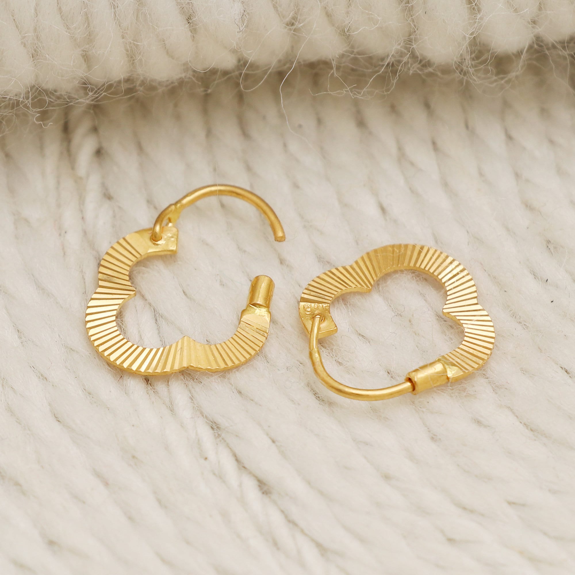 美しい22Kイエローゴールドフープイヤリング、ギフトに最適な