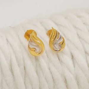 fine 18k gold stud earrings for your daily fashion ,handmade jewelry for gift, Indian gold 18kt jewels
