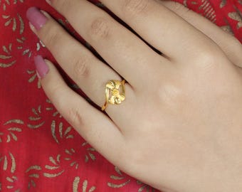 Un patrón floral con un diseño recortado, anillo de oro de 22k, joyería hecha a mano, OOS2476