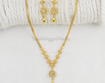 Conjunto de collar y pendientes en oro amarillo de 22 quilates con motivos florales y gotas, OS3892