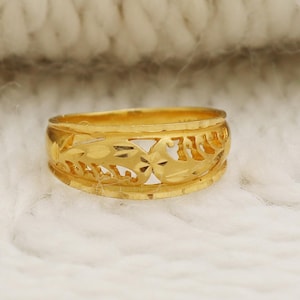 Anillo de oro amarillo de 22 k con un patrón floral ancho, hueco e intrincado. Joyería artesanal, OOS1579