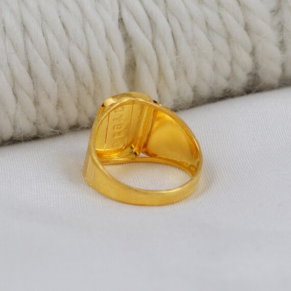 複雑な幾何学模様や伝統的なインドの芸術的モチーフをあしらった