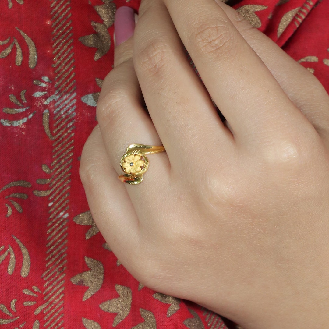 Joyalukkas 22kt Fragrant Gold Ring, Featuring a Delicate Floral