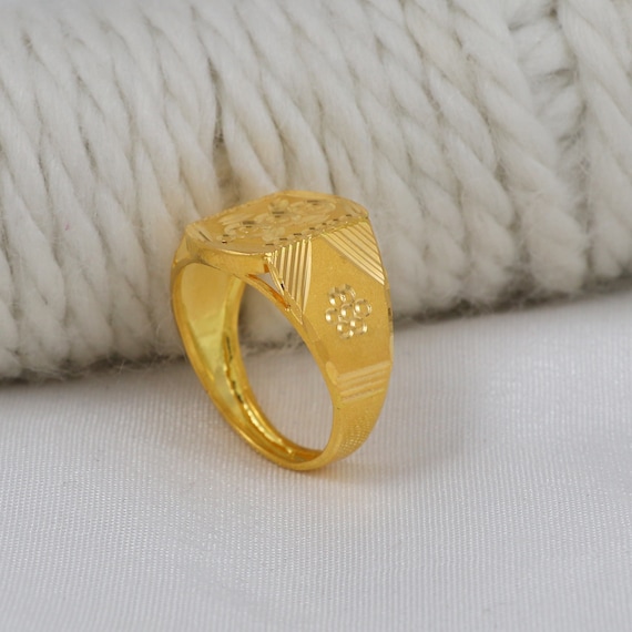 複雑な幾何学模様や伝統的なインドの芸術的モチーフをあしらった