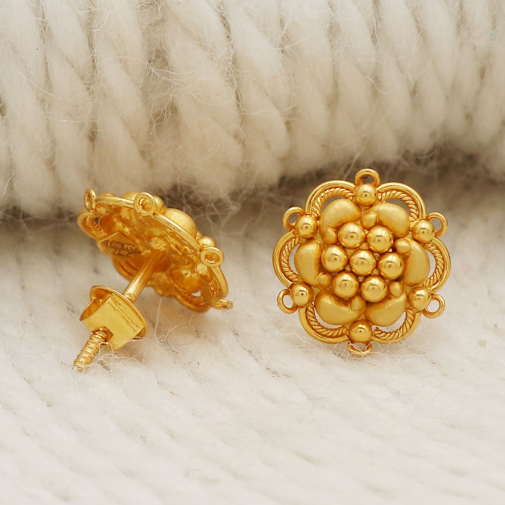 Vanya Lara Gioielli dal design artistico - Orecchini geometrici realizzati a mano, ottone placcato in oro 22 carati con agata bianca Sugar Druzy