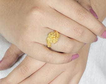 Anillo floral elaborado en oro amarillo de 22 k, con un diseño similar a una flor, OOS1106