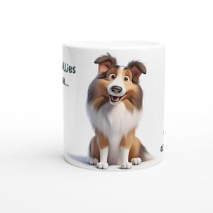 Può includere: Tazza in ceramica bianca con un'illustrazione a cartoni animati di un cane Sheltie sorridente. Il cane ha pelo marrone, bianco e marrone chiaro. Il testo sulla tazza recita "...lies because..." in verde acqua scuro. Un regalo divertente per gli amanti dei cani.