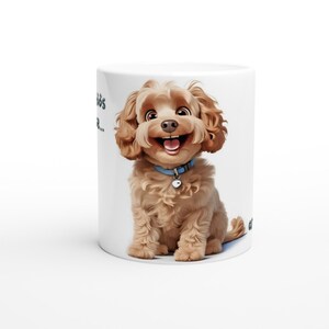 Könnte beinhalten: Eine weiße Keramiktasse mit einem Cartoon-Bild eines braunen und weißen Hundes mit einem blauen Halsband. Der Hund lächelt und hat einen glücklichen Ausdruck. Der Text auf der Tasse lautet "Dogs are the best..."