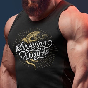 Może przedstawiać: Czarna koszulka na ramiączkach z grafiką złotego węża i tekstem "Surviving Purely out of spite".
