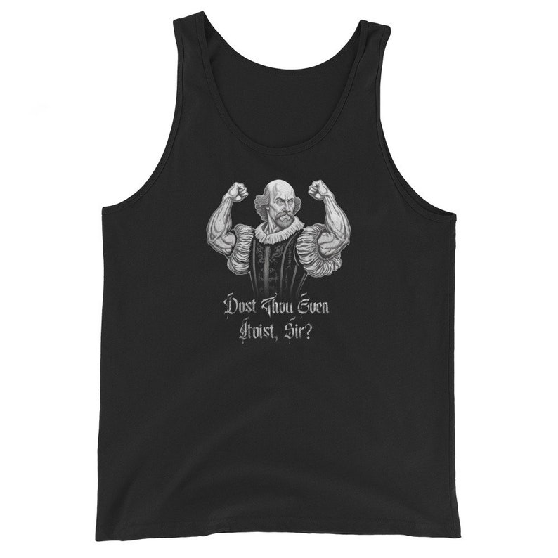 Op de afbeelding: Zwart tanktop met een grijswaarden illustratie van William Shakespeare die zijn biceps laat zien. De afbeelding bevat de tekst "Dost Thou Even Hoist, Sir?" in een gotisch lettertype. De tanktop is gemaakt van een zacht, comfortabel materiaal.