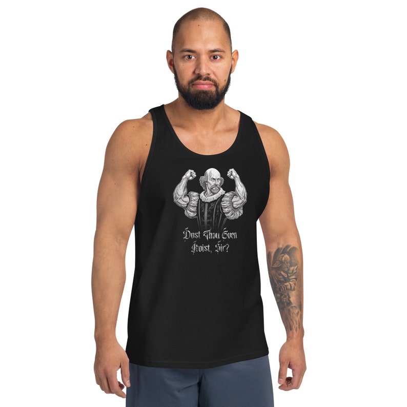 Op de afbeelding: Zwart tanktop met een zwart-witte illustratie van William Shakespeare die zijn biceps spant. De tekst op de tanktop luidt "Dost Thou Even Hoist, Sir?"