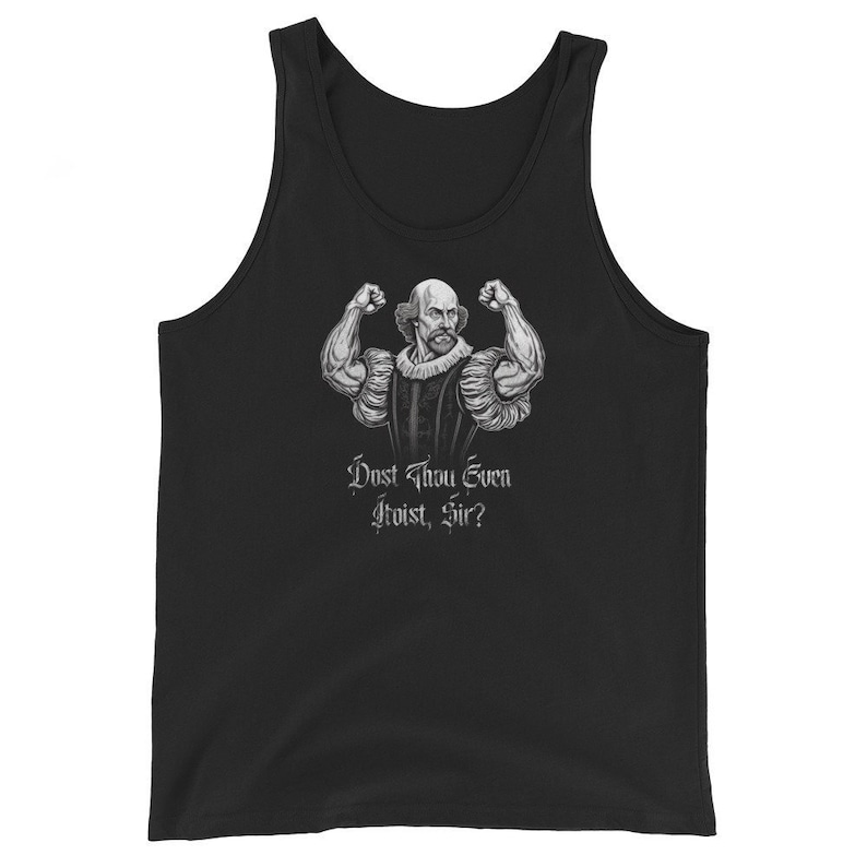 Op de afbeelding: Zwart mouwloos shirt met een grijswaarden illustratie van William Shakespeare die zijn biceps spant. De afbeelding bevat de tekst "Dost Thou Even Hoist, Sir?" in een gotisch lettertype. Het mouwloze shirt is gemaakt van zacht materiaal.