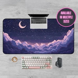 Peut inclure: Tapis de bureau rectangulaire avec un motif de ciel nocturne pixélisé, avec un croissant de lune, des étoiles et des nuages violets et bleus. Un ordinateur portable, un clavier, une souris et une tasse de café sont sur le tapis. Le texte sur le tapis dit "AVAILABLE IN MULTIPLE SIZES."
