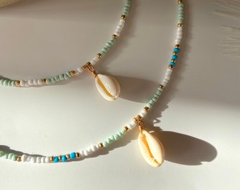 Shell pendant beaded necklace with gold beads + findings | beachy jewellery | holiday jewellery | gift idea | handmade jewellery | pendant