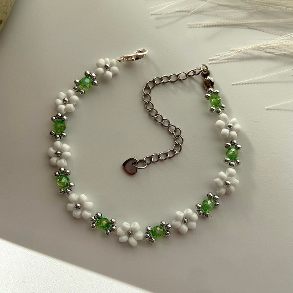Sage green daisy bracelet | silver | handmade beaded jewellery | gift for her | gift idea | beaded bracelets | statement jewellery | beads