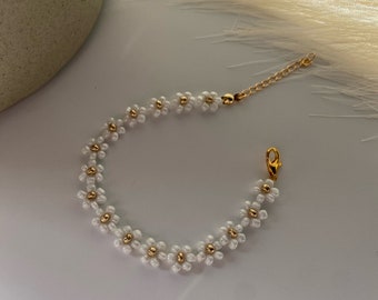 Bracciali a catena daisy bianco perlato e oro / reperti placcati in oro / gioielli con perline fatti a mano / gioielli da sposa / regalo per lei / idea regalo