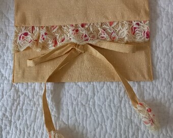 Pouch in yellow Pizzicatti fabric and Calais lace