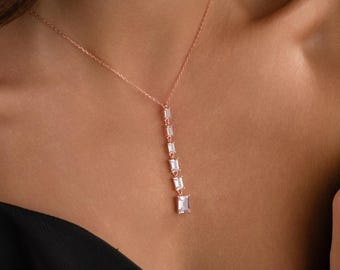 Colar Lariat em Prata de Lei com Pingente de Baguete Transparente, Joia para Noivas