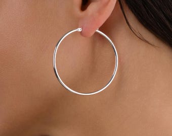 Brincos de argola grandes em prata de lei, joias minimalistas e modernas para o dia a dia.