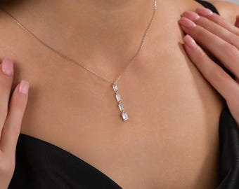 Colar em prata de lei com pingente baguete e quatro pedras na vertical, joia minimalista para noivas.