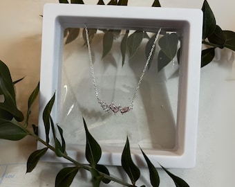 Colar de prata com cristal rosa: joias delicadas com pedras preciosas para noivas