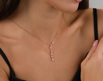 Colar floral em prata de lei com detalhes em ouro rosa e pingente delicado de zircônia cúbica, presente minimalista para madrinhas.
