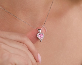 Colar com pingente de coração em zircônia rosa e halo em prata de lei.