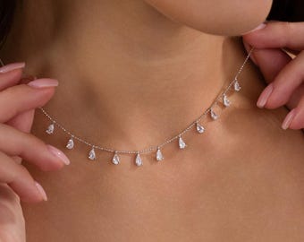 Colar delicado em prata de lei com pingente em forma de lágrima e zircônia cúbica. Joia perfeita para noivas e casamento