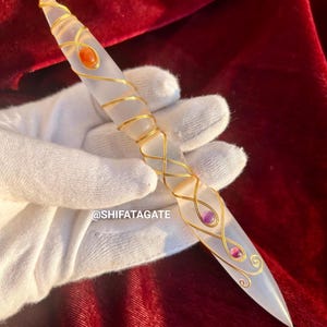 Selenit Kristall Wire Wrap Zauberstab: Handgefertigte Energie der Heilung