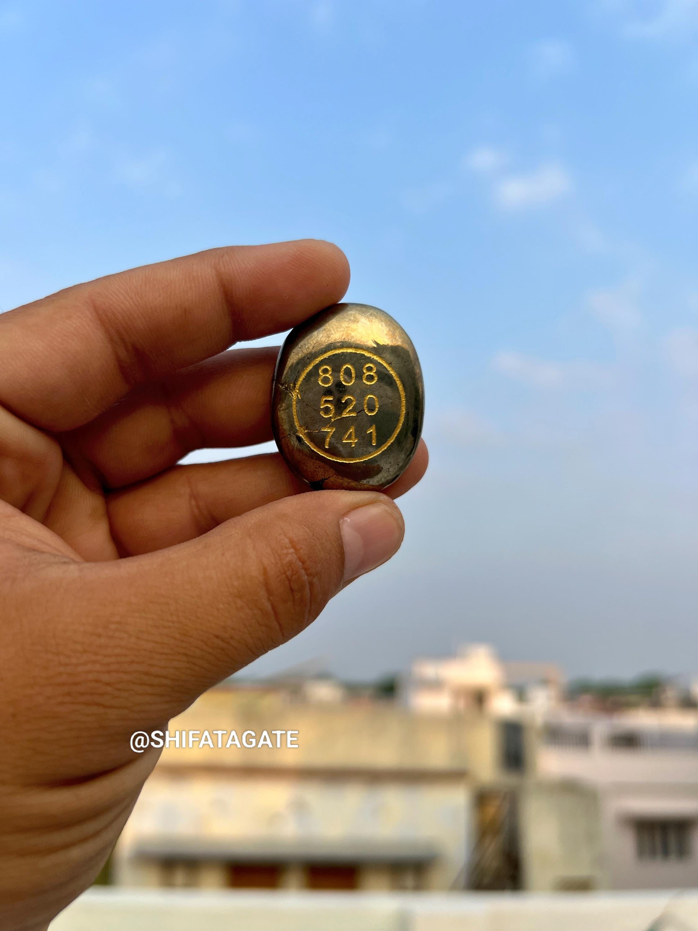 黄鉄鉱クリスタルマネーストーンコイン - 紫布のシンボル | 富、幸運、豊かさ、そして成功 - Etsy 日本