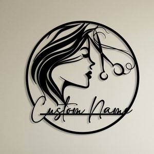 Letrero metálico personalizado para peluquero, letrero con nombre de estilista, decoración de pared metálica para centro de belleza con rostro femenino, decoración de peinado personalizado, regalo