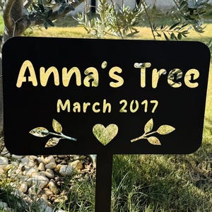 Placa de estaca de metal personalizada para árvore memorial com nome e data, marcador de jardim de árvore personalizado, marcador de placa de árvore, presente com nome de árvore, muda para área externa
