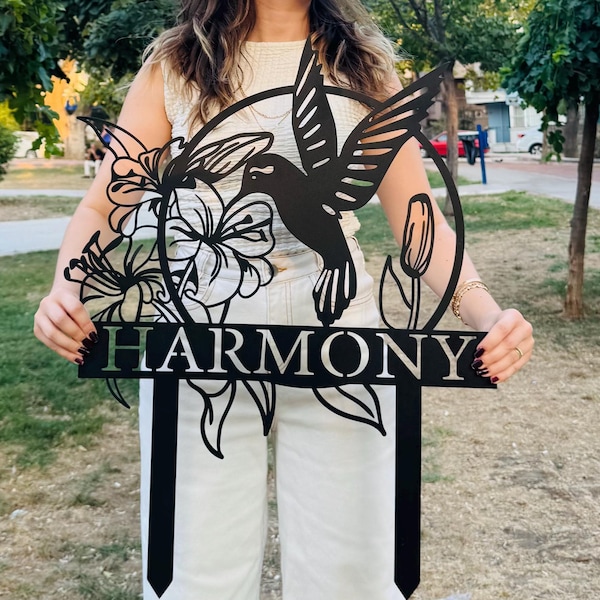 カスタムハチドリメタルガーデンデコレーション、杭付き鳥ガーデンサイン、花柄パーソナライズガーデンサイン、カスタムガーデンネームサイン、ホームギフト