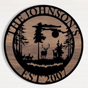 Cartello in metallo e legno personalizzato con nome della famiglia Deer Forest, regalo con nome Est, arredamento fattoria, arredamento cabina esterna, regalo per la casa in legno, monogramma del cognome