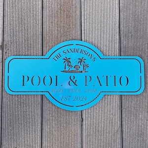 Gepersonaliseerde huiszwembad terras metalen wandbord, bord familienaam datum, muur kunst aan het zwembad, weerbestendig zwembad cadeau, bord buiten, strandhuis cadeau