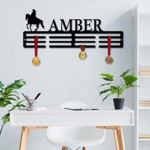Suporte para medalhas com nome personalizado para cavaleiros, 12 hastes para medalhas e fitas, decoração country, presente personalizado, suporte para artigos esportivos