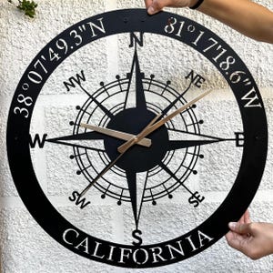 Anpassad kompass i metall, latitud longitud stadsnamn tyst klocka, present till honom, stor hemmakontorsinredning, personlig kompasspresent