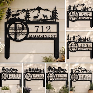 Pode incluir: Uma placa de jardim em metal preto com uma silhueta cortada a laser de montanhas, árvores e vida selvagem. O design inclui um grande monograma circular com um nome, um número e um nome de rua. A placa possui duas estacas para fixação.