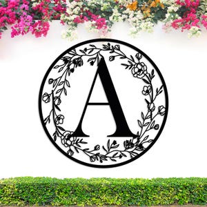 Placa de metal com monograma personalizado, decoração de letras florais, placa inicial personalizada, placa de monograma de flor redonda, presente de jardim para casa, decoração de inauguração de casa