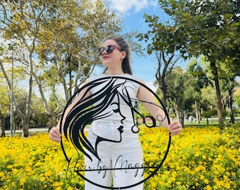 Insegna in metallo personalizzata per parrucchiere, insegna personalizzata con nome del parrucchiere, decorazione da parete in metallo per centro estetico con viso di donna, decorazione per acconciature personalizzate, regalo