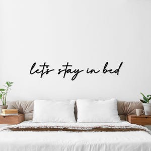 Laten we in bed blijven metalen bord, muurbord slaapkamer, quote muurkunst, decoratie boven bed, metalen bord, housewarmingcadeau, woondecoratie, wandkleden