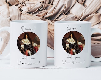 Mug C'est Pas Versailles Louis XIV - Tasse en Céramique - Idée Cadeau Drôle - Roi de France Histoire Expression Française