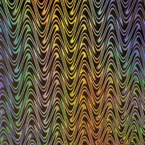 Op de afbeelding: Abstracte achtergrond met een herhalend golvend patroon. Het ontwerp heeft een spectrum aan kleuren, waaronder goud, groen, paars en oranje, waardoor een glinsterend, iriserend effect ontstaat. De golvende lijnen zijn donker en zorgen voor contrast.