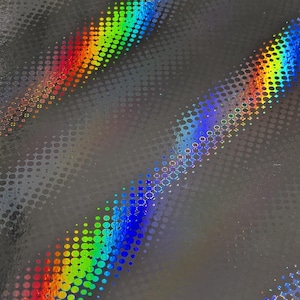 Könnte beinhalten: Nahaufnahme einer holografischen Folie mit einem gepunkteten Muster. Diagonale Bänder in Regenbogenfarben, darunter Rot, Gelb, Grün und Blau, reflektieren das Licht über die Oberfläche. Der Hintergrund ist dunkelgrau.